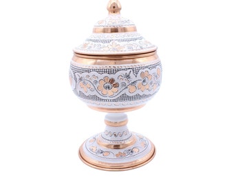 Peut inclure: Bol décoratif blanc et or avec un couvercle et un piédestal. Le bol est décoré de motifs floraux.