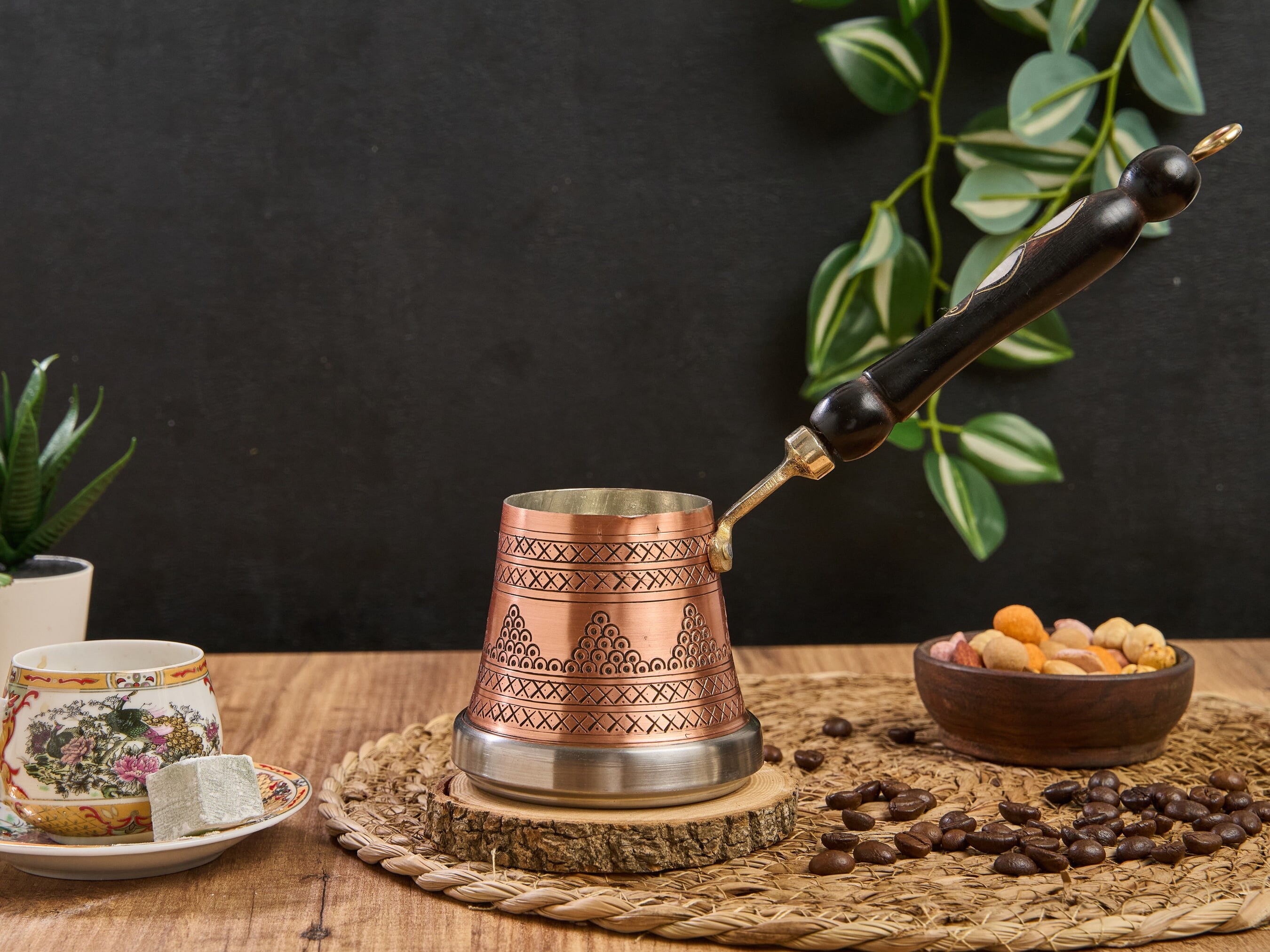 De Hand Giet Arabische Koffie in Een Kop Van Turkse Pot, Cezve of Ibrik
