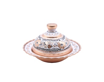 Peut inclure: Bol décoratif à sucre blanc et or avec un couvercle et un bord festonné. Le bol présente un motif floral.