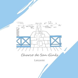 Può includere: Un disegno in bianco e nero di una donna seduta su un muro di pietra che si affaccia su un porto con barche. Il testo "Charco de San Ginés Lanzarote" è sotto l'immagine.