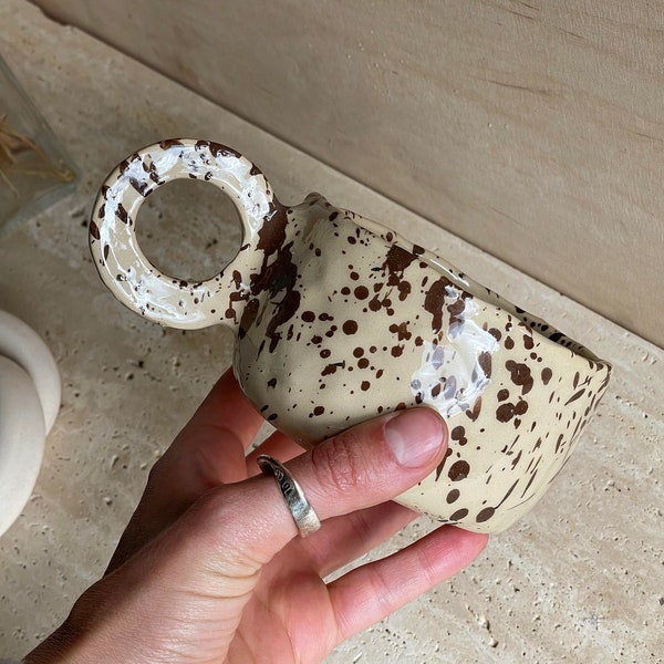 250 ml. Mug fait main en céramique avec taches brunes - argile beige et glaçure brillante