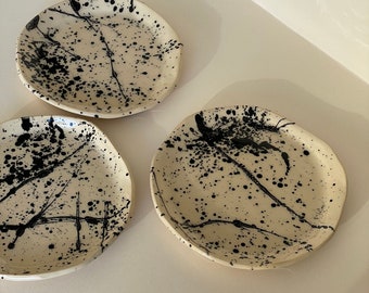 Plates with black abstract paint strokes and dots - BUBLIKOVA