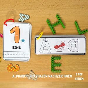 Könnte beinhalten: Ein Satz von 8 druckbaren Arbeitsblättern zum Nachzeichnen des Alphabets und der Zahlen. Die Arbeitsblätter haben ein farbenfrohes Design mit einer Ameise und einem Stern. Der Text auf den Arbeitsblättern lautet "Alphabet und Zahlen Nachzeichnen" und "8 PDF Seiten".
