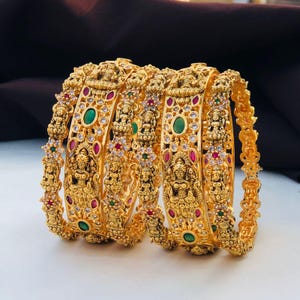 Set di bracciali Lakshmi in oro opaco antico: AD Stone Temple Jewelry