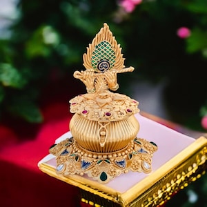 Caja de morpankh con krishna Kumkum / Caja de Sidoor bañada en oro Caja de Sindoor dorada / Regalo de boda / Accesorio de Pooja / Regalos de devolución