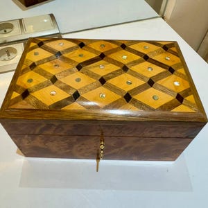 Boîte à bijoux en bois de thuya faite main avec des gravures personnalisées, un design élégant et un savoir-faire exceptionnel, boîte en bois souvenir avec une serrure