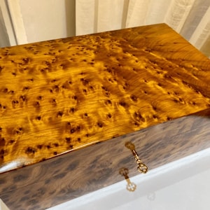 Luxuriöse Schmuckschatulle aus Thujaholz mit Schlüssel, handgefertigte marokkanische Eleganz in polierter Wurzelholzoberfläche, graviertes Holz, Geschenk für Ihn, Erinnerungsbox