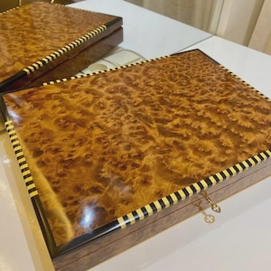 Grande portagioie in legno di thuja marocchino con chiave in ottone – Portaoggetti fatto a mano, intarsi in legno di limone, elegante regalo per lei o per lui.