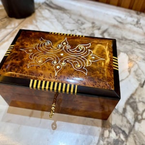 Handgefertigte Schmuckschatulle aus Thujaholz, 2 Ebenen, 3 Fächer, abschließbar mit Schlüssel, aromatisches Wurzelholz, einzigartiges Geschenk für Sie und Ihn