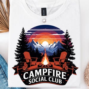 Campfire Social Club Png, Fogueira de acampamento Png, Aventura ao ar livre Png, Retro ao ar livre Png, Cabine de montanha Png, Buscador de aventura Png Caminhada Png
