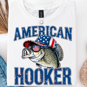 Hooker américaine Png, Png de pêche patriotique, Clipart poisson achigan drôle, chemise de pêche du 4 juillet, sublimation de papa pêche, chemise de vacances pour homme