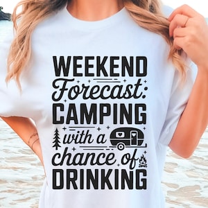 Camping Svg Png, Pronóstico de fin de semana Svg, Camping bebiendo Svg, Al aire libre Svg, Campista divertido Svg, Campamento de verano Svg, Camping fin de semana Svg Png