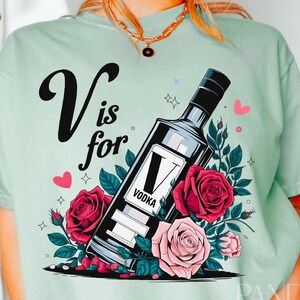 V come Vodka Png, Anti San Valentino Png, San Valentino divertente Png, Divertente disegno a sublimazione di San Valentino bevuto, San Valentino Png, Maglietta di San Valentino Png