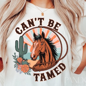 Can't Be Tamed Png, Western Png, Retro Png, Modna Koszula Png, Pustynia Png, Dzikie I Wolne Png, Miłośnik Koni Png, Styl Vintage Western Png