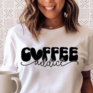 Adicto al café (Svg, Png), Amante del café (Svg), Citas divertidas de café (Svg) Archivo recortable para Cricut, Diseño de camiseta de café (Svg), Silueta de café (Svg)