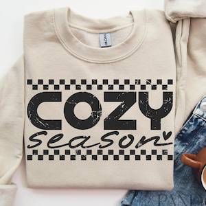 Przytulny sezon Svg Png, Przytulne wibracje Svg, Jesienny przytulny Svg, Jesienny sezon Svg, Przytulne dni Svg, Przytulny jesienny Svg, Jesienne wibracje Svg, Jesienne przytulne wibracje Svg