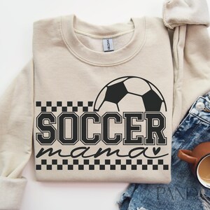 Mamá futbolera Svg Png, Mamá deportista Svg, Fútbol Svg, Vibraciones del día del juego Svg, Camiseta de mamá futbolera Svg, Fanático del fútbol Svg, Día del juego Svg, Lindo fútbol Svg