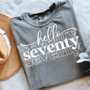 Hallo Siebziger Aufhänger, 70er Geburtstag Aufnäher, Hello 70 Aufhänger, 70er Geburtstag Shirt, Geburtstagskind Aufnäher, Cricut, Silhouette Eps Dxf Pdf Vinly Abziehbild
