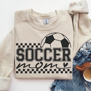Mamá de fútbol Svg Png, Mamá orgullosa de fútbol Svg, Mamá deportista Svg, Fútbol Svg, Vibraciones del día del juego Svg, Camiseta de mamá de fútbol Svg, Fanático del fútbol Svg, Día del juego Svg