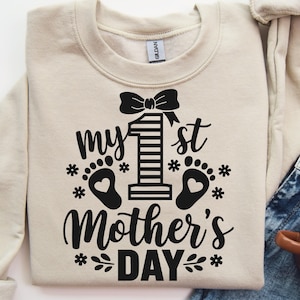 Meu Primeiro Dia das Mães Svg Png, Mãe Svg, Primeira Vez Mãe Svg, Mãe e Bebê Svg, Dia das Mães Bebê Design Svg, Menina Bebê Svg, Chá de Bebê Svg