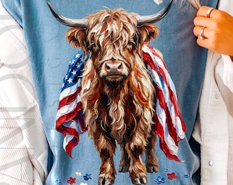 Immagine PNG di una mucca delle Highlands patriottica, clipart della bandiera americana per magliette del 4 luglio, simpatico design per il Giorno dell'Indipendenza