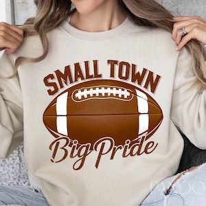 Small Town Big Pride png, voetbalwedstrijd png, kleine stad png, voetbal png, sport png, voetbalmoeder png, voetbalseizoen png, Americana