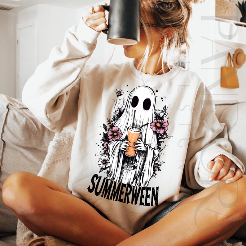Pu&ograve; includere: Felpa color crema con grafica di un fantasma che tiene in mano una bevanda, circondato da fiori. La parola "SUMMERWEEN" &egrave; stampata in nero in basso. La felpa &egrave; uno stile casual e confortevole.