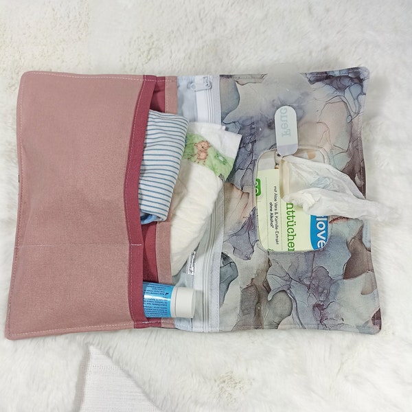 Geschenk für frischgebackene Eltern – schicke graue Marmor-Windel-Clutch mit Feuchttuchhalter, praktisches Geburtsaccessoire, perfektes Geschenk zur Babyparty