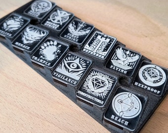 Juego de contadores de habilidad acrílicos (transparentes) compatibles con Magic (MTG) - Juego grabado con láser con caja de almacenamiento impresa en 3D - Ilustraciones alternativas