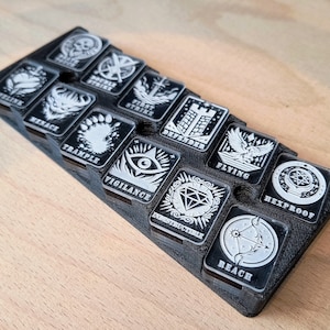 Set van acryl vaardighedentellers (transparant) compatibel met Magic (MTG) - Lasergegraveerde set met 3D-geprinte opbergdoos - Alternatieve kunstwerken