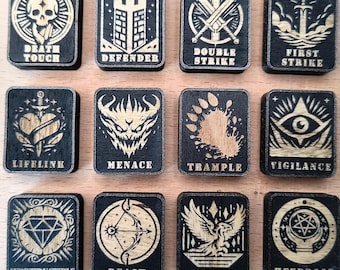 Imanes para nevera inspirados en Magic (MTG): Símbolo grabado con láser en madera y marco impreso en 3D: Tesoro, ficha de pista, ficha de comida, Doble golpe.