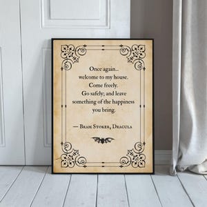 Può includere: Stampa incorniciata con un'estetica vintage, con una citazione da Dracula di Bram Stoker. Il testo, in un classico carattere serif, è ambientato su uno sfondo simile a pergamena, incorniciato da disegni angolari ornati e un'illustrazione di pipistrello.