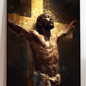 Può includere: Un'opera d'arte incorniciata raffigurante una persona sulla croce. La persona ha la pelle scura, una corona di spine e una collana con un ciondolo a forma di croce. Lo sfondo presenta una croce dorata su uno sfondo scuro.