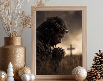 Op de afbeelding: Een ingelijste print van een persoon met dreadlocks en een doornenkroon, in profiel afgebeeld met gevouwen handen in gebed. De scène speelt zich buiten af in een veld tijdens regen, met het silhouet van een kruis op de achtergrond.