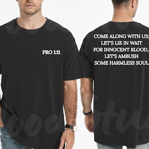Puede incluir: Camiseta negra con texto blanco en la parte delantera y trasera. La parte delantera de la camiseta muestra "PRO 1:11" en blanco. La parte trasera de la camiseta tiene una cita más larga en blanco, incluyendo las frases "COME ALONG WITH US" y "LET'S AMBUSH SOME HARMLESS SOUL."
