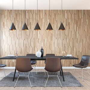 Könnte beinhalten: Ein modernes Esszimmer mit einer Holzwand, einem schwarzen Esstisch, sechs schwarzen Stühlen und fünf schwarzen Pendelleuchten mit goldenen Akzenten.