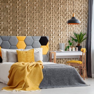 Könnte beinhalten: Ein Schlafzimmer mit einem grauen und gelben sechseckigen Kopfteil, einer gelben Decke und einem Holzschreibtisch mit einem gelben Stuhl. Die Wände sind mit einer braunen geometrischen Tapete bedeckt.