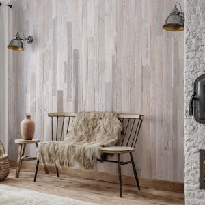 Könnte beinhalten: Eine Holzbank mit einer Kunstfelldecke steht vor einer weiß getünchten Holzwand. Ein kleiner Holzhocker mit einem Terrakotta-Topf steht neben der Bank. Ein Kamin mit einer schwarzen Tür und einem weißen Ziegelumrandung befindet sich auf der rechten Seite des Bildes.