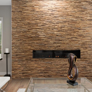 Könnte beinhalten: Ein modernes Wohnzimmer mit einem Kamin, der mit einer Holzoptik-Fliesenverkleidung ausgestattet ist. Der Kamin wird von zwei Fenstern mit Blick auf Bäume flankiert. Vor dem Kamin steht eine weiße Bank, und vor der Bank steht ein Glas-Couchtisch. Auf dem Couchtisch steht eine braune abstrakte Skulptur.