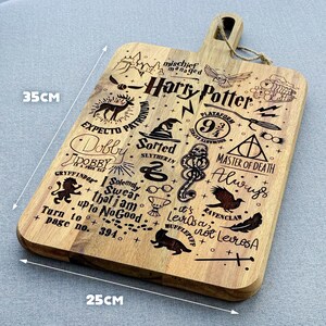 Puede incluir: Tabla de cortar de madera, 25 cm x 35 cm, con asa y cuerda. La tabla está grabada con imágenes y texto temáticos de Harry Potter, incluidas las palabras "Harry Potter", "Always" y "Mischief Managed".