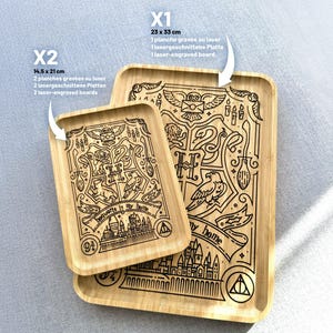Puede incluir: Dos bandejas de servir de madera con diseños grabados con láser que representan el escudo de Hogwarts y el texto "Hogwarts es mi hogar". La bandeja más pequeña mide 14,5 cm por 21 cm, y la bandeja más grande mide 23 cm por 33 cm.