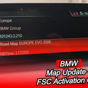 Puede incluir: Una pantalla del salpicadero de un coche muestra "Road Map EUROPE EVO 2026" y "NBTevo L172521". La pantalla también muestra "Europe", "BMW Group" y "101243.3.210". La parte inferior de la pantalla tiene el texto "BMW Map Update + FSC Activation Code".