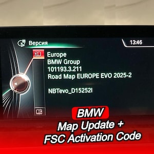 Peut inclure: Un écran numérique affiche la carte "Europe" pour un véhicule BMW Group. L'écran affiche des informations de version, notamment "Road Map EUROPE EVO 2025-2" et "NBTevo_D152521". Le texte "BMW Map Update + FSC Activation Code" est également visible.