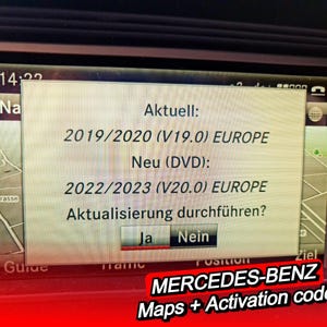 Op de afbeelding: Een navigatiescherm in de auto toont een software-updateprompt. Het scherm toont de huidige versie als 2019/2020 en de nieuwe versie als 2022/2023. De tekst "MERCEDES-BENZ Maps + Activation code" is zichtbaar.