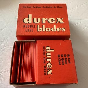 Może przedstawiać: Zestaw oryginalnych, czerwonych pudełek z żyletkami Durex Double Edge. G&oacute;rne pudełko jest otwarte, ukazując ostrza i tekst "So Cool - So Keen - So Quick - So Clean". Logo Durex jest wyraźnie widoczne.