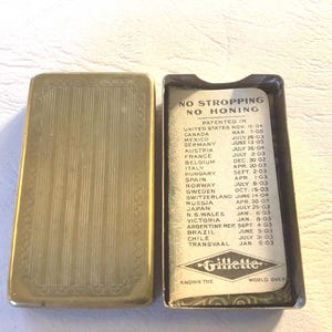 Early 20th c.Gilt Colour Gillette Razor Blade Holder& Green King Gillette Blades USA Made
