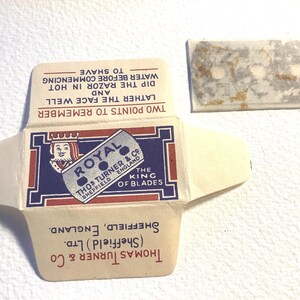 Op de afbeelding: Vintage "Royal" scheermesjesverpakking van Thomas Turner & Co. uit Sheffield, Engeland. De open doos toont een mesje en instructies. De tekst luidt "The King of Blades".