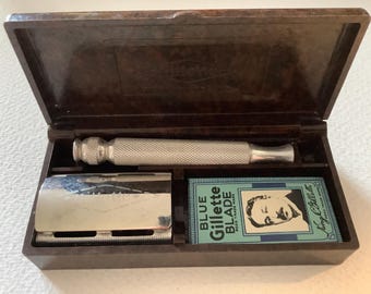 Vintage Gillette Tech Safety-scheermes met King Gillette-blauwe mesjes en slimline bakelieten doosje, Engeland