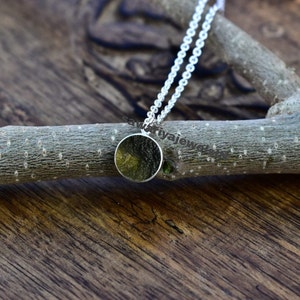 Colgante de moldavita cruda: collar de plata de ley 925, piedra preciosa verde