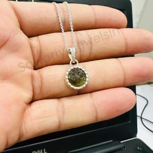 Collar con colgante de moldavita cruda: cristal curativo de plata de ley